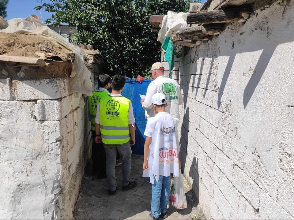 Umut Kervanı Bismil'de Bine Yakın Aileye Kurban Eti Dağıttı