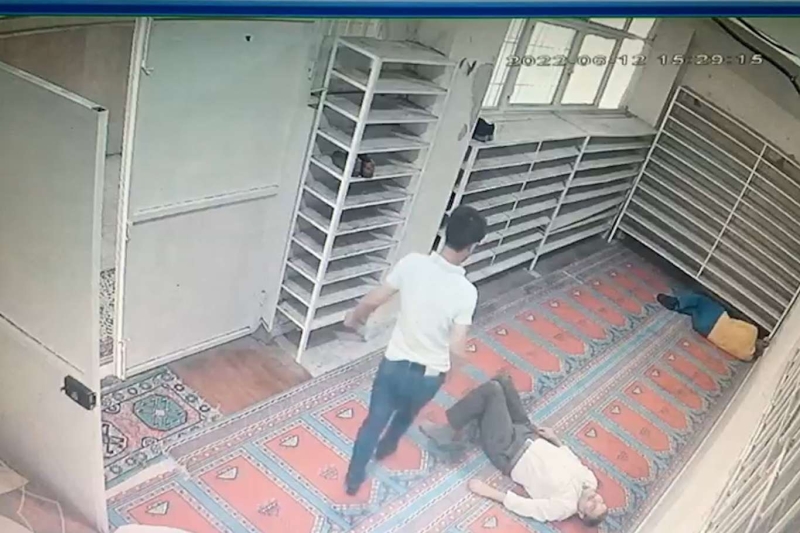 Camide uyuyan adamın telefonunu çalan hırsız kameralara yakalandı