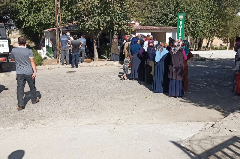 Çınar'da TMO önünde ucuz yağ kuyruğu