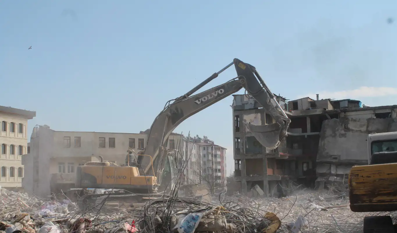 Depremin merkezlerinden olan Kahramanmaraş'ın Elbistan ilçesinde çalışmalar sürüyor