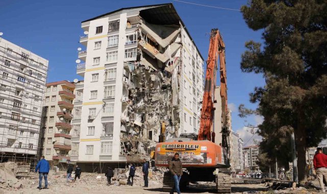 Diyarbakır’da acil yıkım kararı verilen binaların yıkımına başlandı