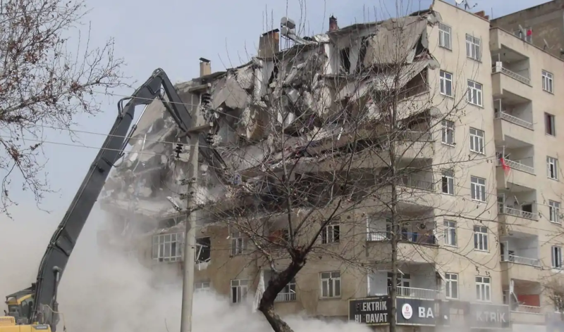 Diyarbakır'da ağır hasarlı bitişik 2 binanın yıkım işlemi gerçekleştirildi
