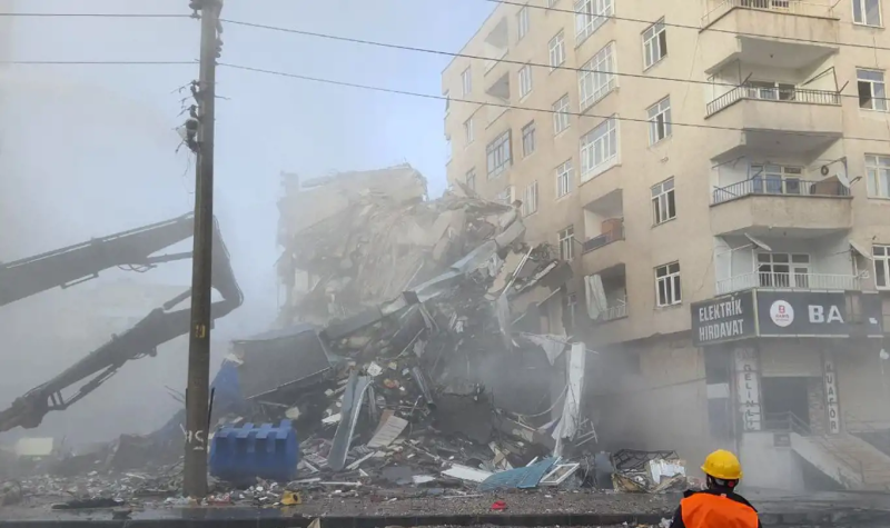 Diyarbakır'da ağır hasarlı binanın yıkım işlemi gerçekleştirildi