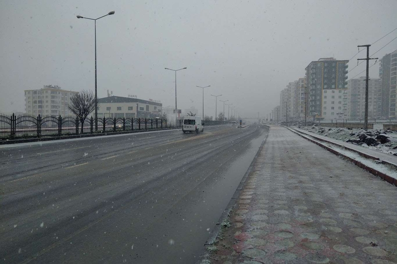 Diyarbakır'da kar yağışı etkili oldu