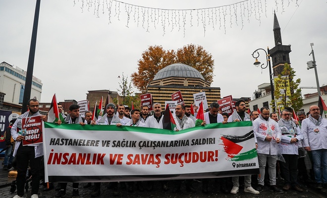 Diyarbakır'da sağlıkçılar kanlı önlükleriyle Gazze'deki meslektaşları için yürüdü