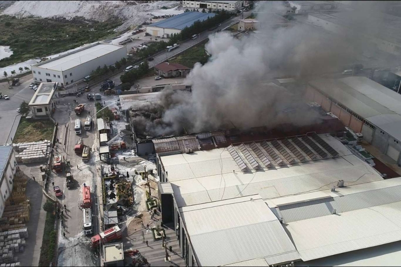 Diyarbakır’daki fabrika yangını havadan görüntülendi