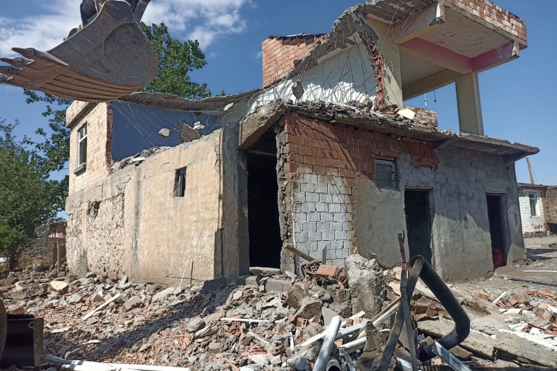 Diyarbakır’daki kırsal mahallelerdeki ağır hasarlı yapıların yıkımı tamamlandı