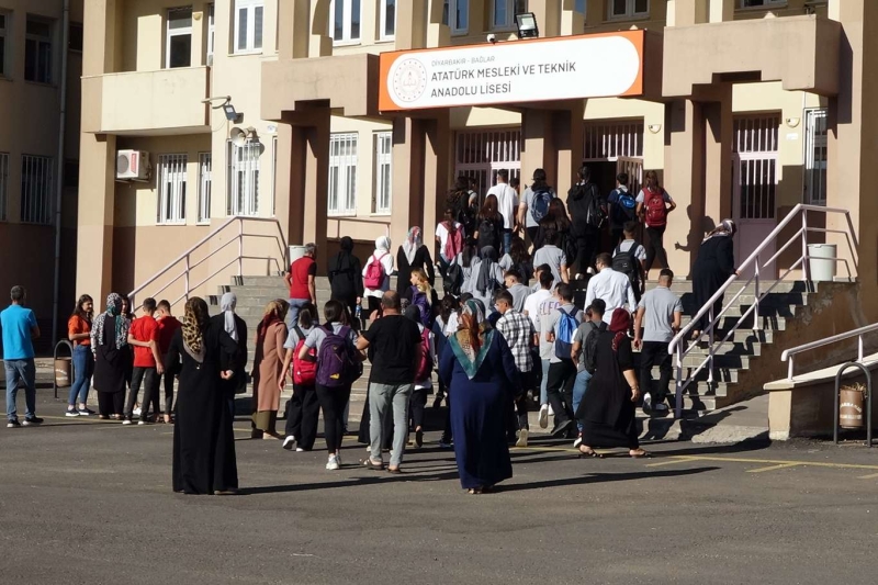 Diyarbakırlı öğrenciler 3 aylık yaz tatilinden sonra okulun yolunu tuttu