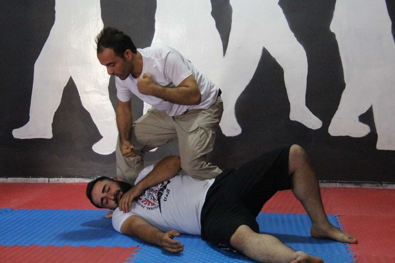 Her yaş grubunun öğrenebileceği yakın savunma tekniği: Ju Jitsu