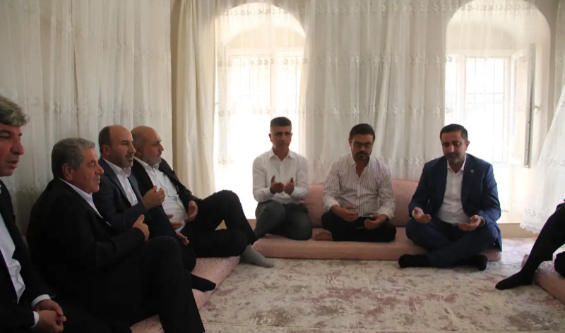 HÜDA PAR heyetinden Şehid Sacit Pişgin'in Midyat'taki ailesine ziyaret