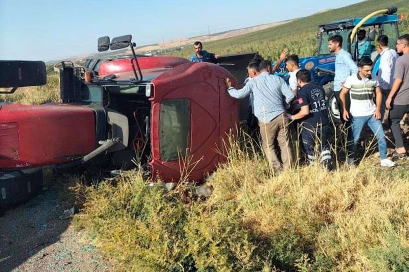 ​Pamuk tarlasından dönen traktör devrildi: 14 yaşındaki sürücüsü yaralandı