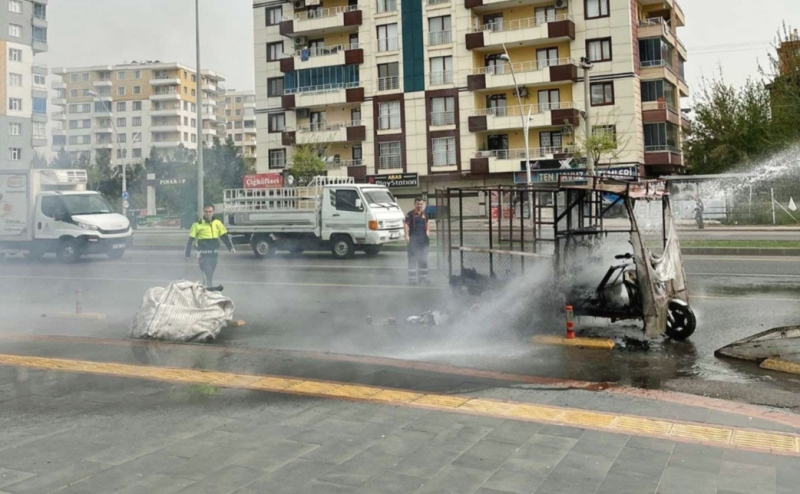 Polise tepki vermek için motorunu ateşe verdi